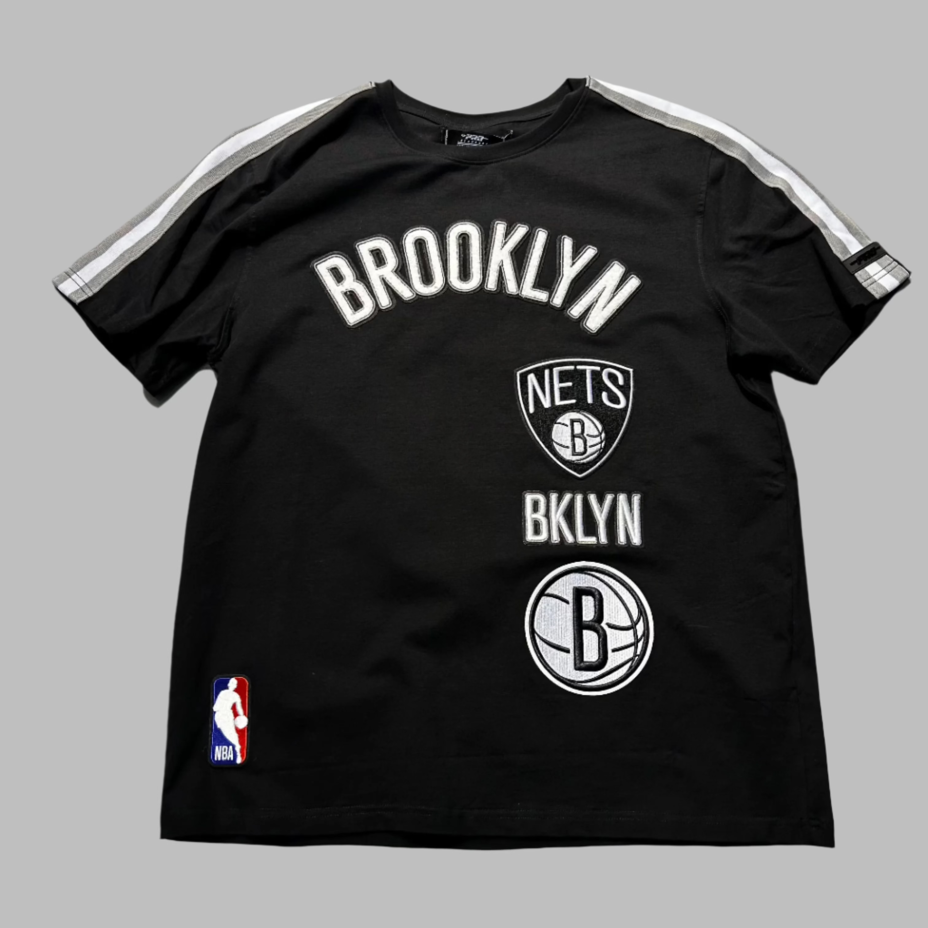 BROOKLYN NETS RETRO CLASSIC SJ STRIPED TEE, BLACK/GRAY